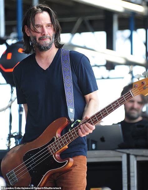 Oct 6, 2023 · Hollywood actor, writer and entrepreneur Keanu Reeves, 59, plays bass for the newly reunited Dogstar. Bret Domrose, 54, is the vocalist and guitarist, and Rob Mailhouse, 61, is the drummer. While ... 